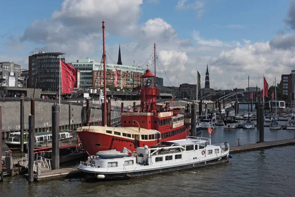 Utflyktsbåtar på floden Elbe nära Hamburg St Pauli Landungsbruecken — Stockfoto