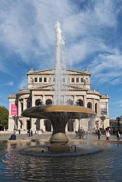 Frankfurt Alte Oper, antigua ópera con fuente —  Fotos de Stock