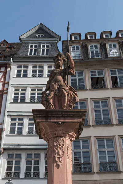 Roemerberg Frankfurt, Almanya üzerinde yarı ahşap evleri önünde minervabrunnen — Stok fotoğraf