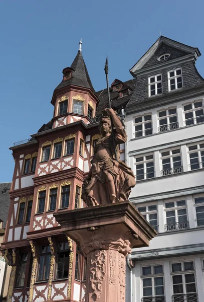 El minervabrunnen delante de las casas con entramado de madera en Roemerberg en Frankfurt, Alemania — Foto de Stock