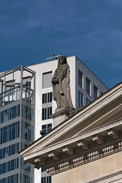 A escultura da Recha no telhado da antiga ópera (Alte Oper) Frankfurt, Alemanha — Fotografia de Stock