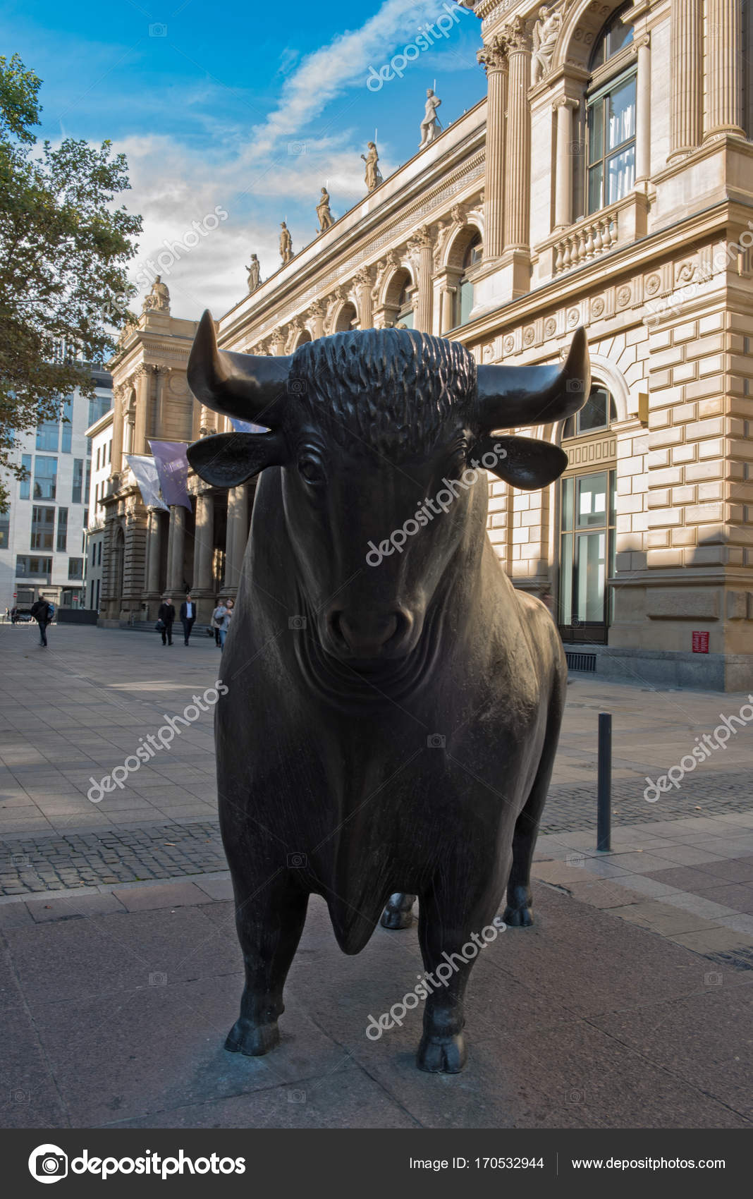フランクフルト証券取引所でブル像 — ストック編集用写真©Lesniewski#170532944