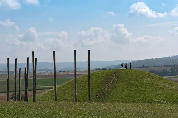 Zrekonstruowany grób wzgórzu w parku celtyckiego świata na Glauberg, Hesja, Niemcy — Zdjęcie stockowe