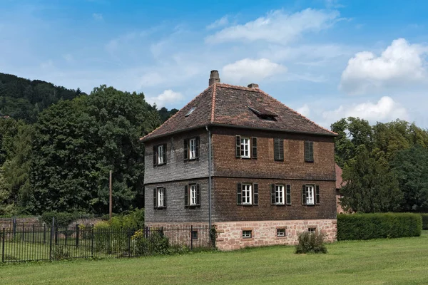 Edificio en un parque en el casco antiguo histórico de Buedingen, Hesse, Alemania — Foto de Stock