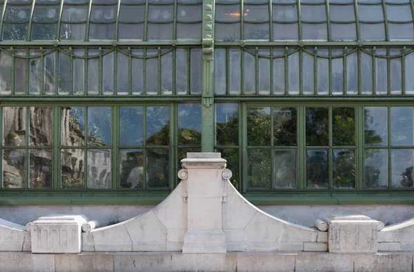 Reflections in the windows of the butterfly house in the Burggarten, Vienna, Austria — Stock Photo, Image