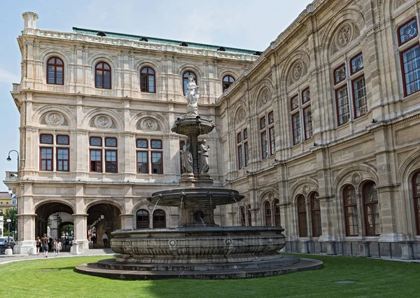 Opernbrunnen antes del Staatsoper, Viena, Austria — Foto de Stock