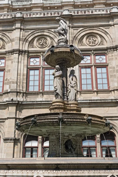 Opernbrunnen prima dello Staatsoper, Vienna, Austria — Foto Stock