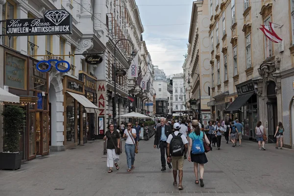 游人步行在步行区 Kohlmarkt 在维也纳 — 图库照片