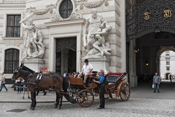 Traditiona fiacre vicino a Hofburg a Vienna — Foto Stock