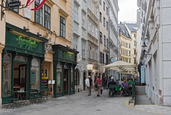 Туристы в пешеходной зоне Naglergasse в Вене, Австрия — стоковое фото