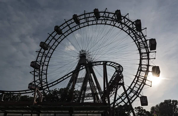 Старое колесо обозрения в парке развлечений Prater, Вена, Австрия — стоковое фото