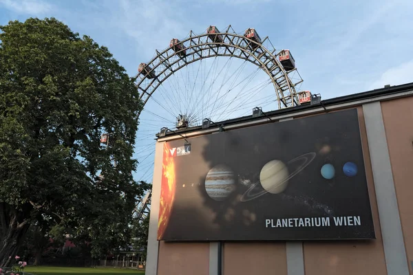 Velha roda gigante e o planetário no parque de diversões Prater, Viena, Áustria — Fotografia de Stock