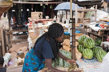 Livingstone, Zambiya-Kasım 23, 2017: Pazar tezgahları ve pazarlamacı Livingstone, Zambiya
