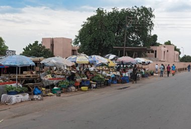 Livingstone, Zambiya-Kasım 23, 2017: Pazar tezgahları ve satıcı Livingstone, Zambiya