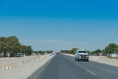 Grootfontein, Namibya-Kasım 18, 2017: Namibya kuzeyinde Grootfontein ve Rundu arasındaki B1 yol