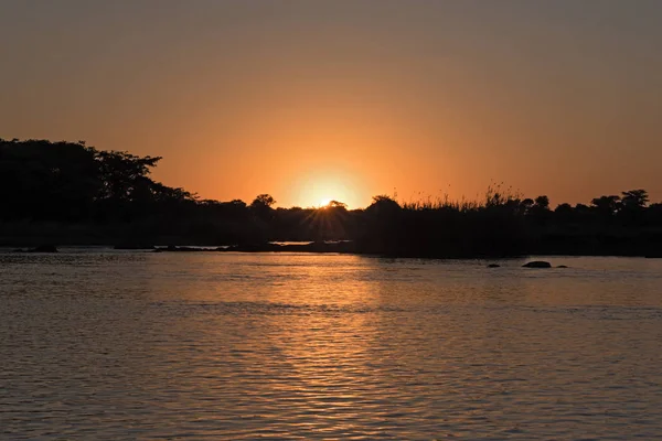 günbatımı Namibya okavango Nehri üzerinde