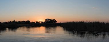 günbatımı Namibya okavango Nehri üzerinde