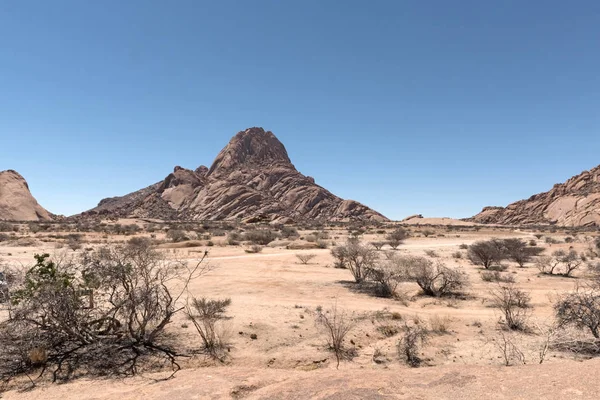 纳米比亚纳米沙漠中的秃花岗岩峰 Spitzkoppe — 图库照片