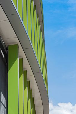 Frankfurt, Almanya-Temmuz 03, 2017: Skyline Frankfurt am Main, Almanya'nın bina Plaza dış cephe