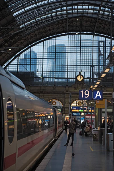 Frankfurt Tyskland Januari 2018 Passagerare Komma Och Frankfurt Central Station — Stockfoto
