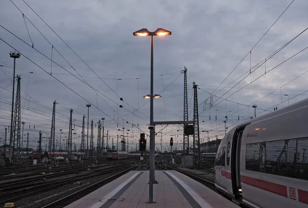 Frankfurt Nad Menem Niemcy Styczeń 2018 Pociąg Zachód Czeka Dworcu — Zdjęcie stockowe