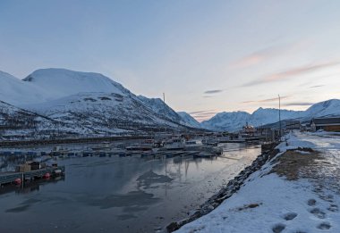 Nord-Lenangen, Norveç-21 Ocak 2018: Nord-Lenangen, Lyngen, korunaklı Harbor'da teknelerle Troms İlçesi, Norveç