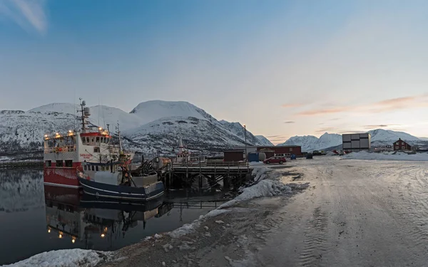 挪威北部 Lenangen 2018年1月21日 Troms Lenangen Lyngen 的避风港湾中的船只 — 图库照片