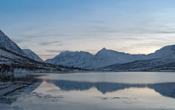 查看峡湾和 Lyngen 阿尔卑斯山附近的北 Lenangen Lyngen Troms — 图库照片