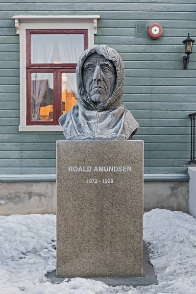 Tromso Noruega Janeiro 2018 Estátua Explorador Polar Roald Amundsen Frente — Fotografia de Stock