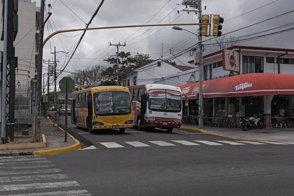 San Jose Costa Rica Março 2017 Dois Ônibus Uma Rua — Fotografia de Stock