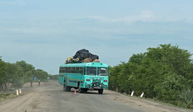 Livune, Zambiya-Kasım 24, 2017: M10 yolda otobüs Sesheke Güney Zambiya Zambezi Nehir kenarına paralel arasındaki Kazungula