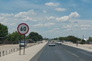 Rundu, Namibya-Kasım 25: Arabalar Namibya kuzeyinde Rundu şehirde bir ana cadde üzerinde