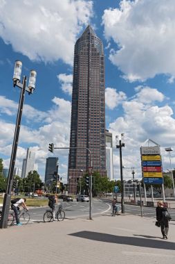 Frankfurt, Almanya-Temmuz 17, 2017: Messeturm: Fuar Frankfurt, Almanya sitesinde