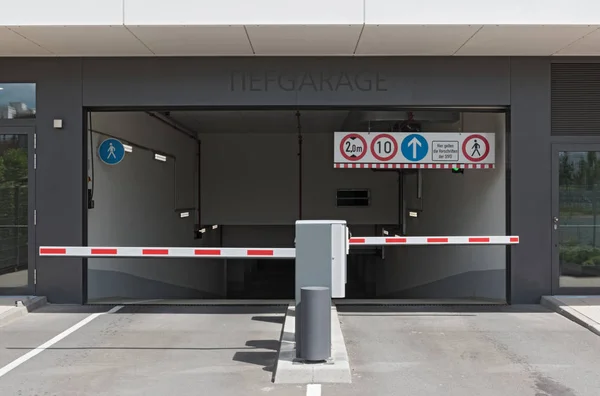 德国法兰克福 2017年7月17日 一个地下停车场的入口和出口在陈列中心在法兰克福主要德国 — 图库照片