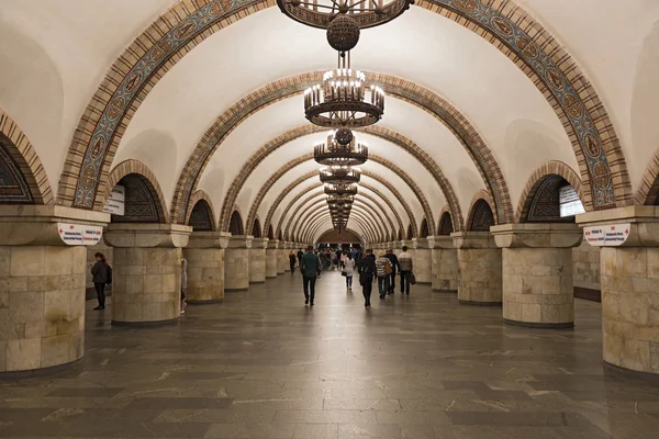 Kiev Ucraina Settembre 2017 Passeggeri Nella Stazione Della Metropolitana Arsenalna — Foto Stock