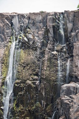 Zambiya, Zimbabve, Kuru sezon sonuna Victoria Şelaleleri