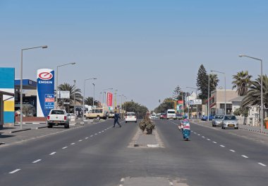 Swakopmund, Namibya-Kasım 08, 2017: Yayalar ve arabalar üzerinde Sam Nujome Ave Swakopmund, Namibia