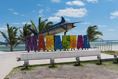 Mahahual, Meksika-Mart 05, 2018: Renkli harflerle marlin balığı ile Turist Resort
