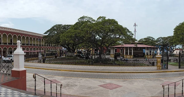 Campeche México Marzo 2018 Parque Independencia Con Casa Guerrero Roja —  Fotos de Stock