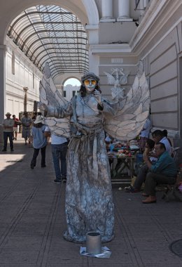 Merida, Meksika-Mart 17, 2018: Gümüş sokak sanatçı devrim, Merida, Meksika geçirilmesi önünde Pazar günü Merida sokak Festivali