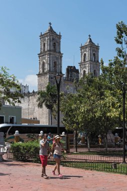 Valladolid, Meksika-Mart 20, 2018: Park Francisco Canton Valladolid, Meksika için San Servivio Kilisesi ile