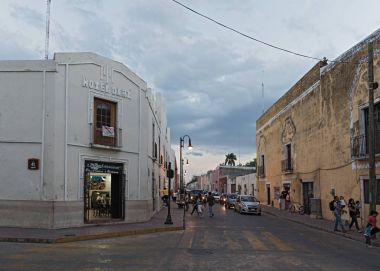 Valladolid, Meksika-Mart 20, 2018: Valladolid, Meksika'nın tarihi şehir batımında Road