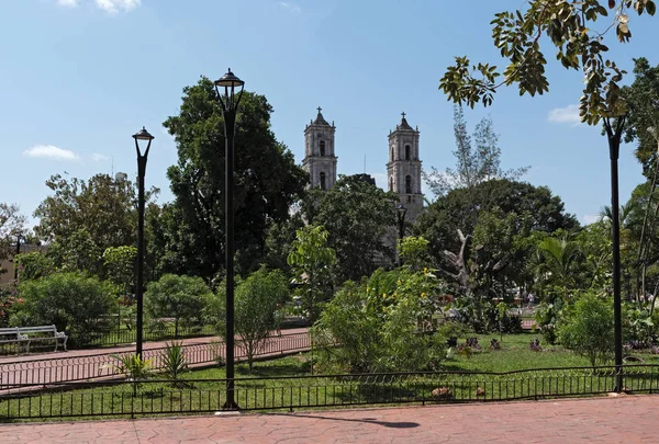 Parque Francisco Cantón Con Iglesia San Servivio Valladolid México — Foto de Stock