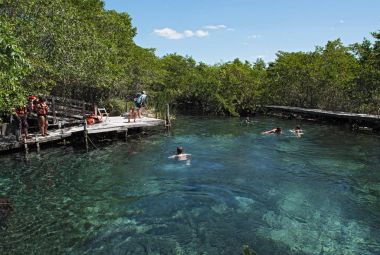 Holbox, Meksika-Mart 23, 2018: turist Yüzme hipotermik Yalahau, Holbox, Quintana Roo, Meksika