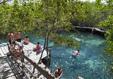 Holbox, Meksika-Mart 23, 2018: turist Yüzme hipotermik Yalahau, Holbox, Quintana Roo, Meksika