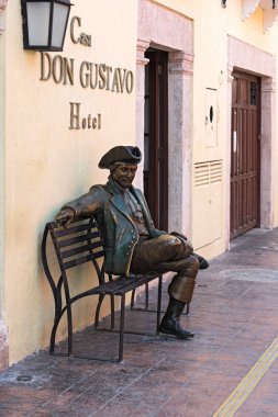 Campeche, Meksika-Mart 13, 2018: bronz heykeli önünde Casa Don Gustavo Hotel, Campeche, Meksika