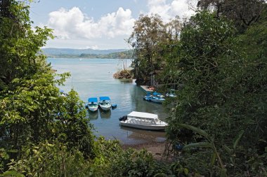 Rio Agujitas içinde Drake Bay, Kosta Rika ağzına Drake Bay Kosta Rika-Mart 12, 2017: tekneler