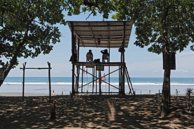 Puntarenas, Costa Rica-Mart 14, 2017: Cankurtaran İstasyonu'nda bir plaj Pasifik Okyanusu'nun güneyinde Puntarenas, Costa Rica