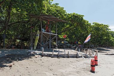 Puntarenas, Costa Rica-Mart 14, 2017: Cankurtaran İstasyonu'nda bir plaj Pasifik Okyanusu'nun güneyinde Puntarenas, Costa Rica