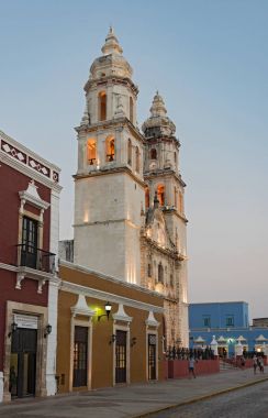 Campeche, Meksika-Mart 13, 2018: Katedrali san francisco de campeche gün batımında, Meksika